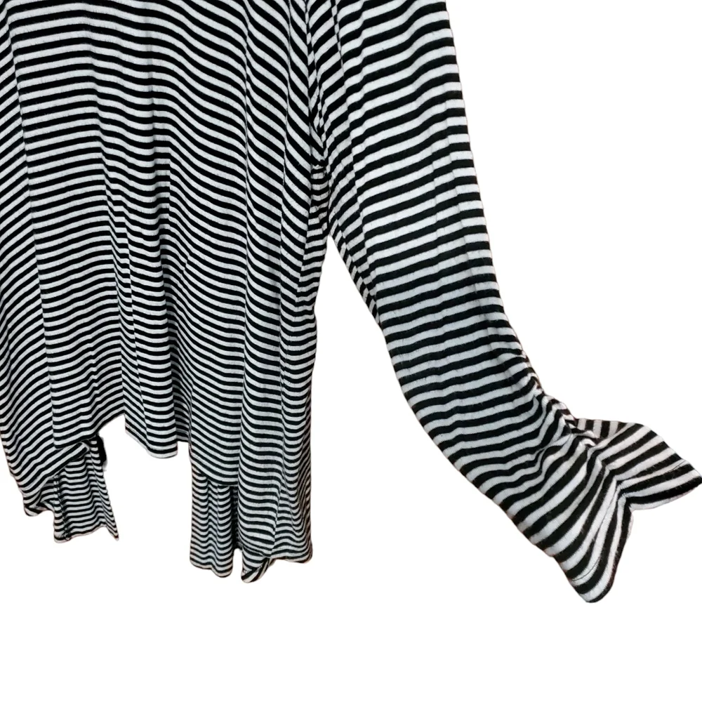 Torrid B&W rouched sleeve cardigan - Picture 2 of 14